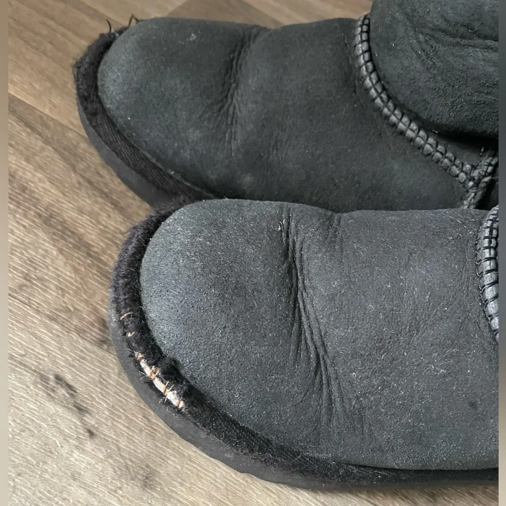 Girl’s Toddler Bailey Bow Black UGG Boots - Picture 7 of 11